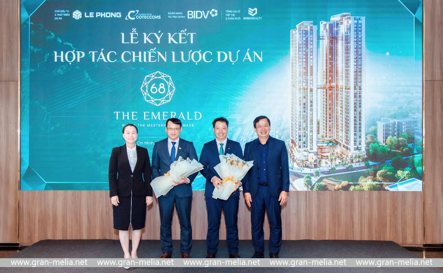 Bà Trần Thị Hà, giữ chức Phó Tổng Giám đốc của Tập đoàn Lê Phong, là người đứng phía đầu tiên từ bên trái trong hình.