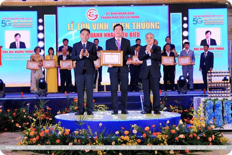 Lê Phong cùng Chủ tịch Hội đồng Quản trị Bùi Ngươn Phong nhận giấy khen từ Chủ tịch UBND Thành phố vì thành tích xuất sắc trong phong trào doanh nghiệp, doanh nhân tiêu biểu.